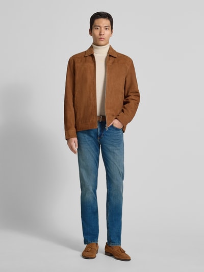 Männermodel trägt Jeans mit 5-Pocket-Design von Christian Berg Men, Baumwoll-Elasthan-Mix, Gerader-Schnitt, Ganzkörperansicht von vorne.