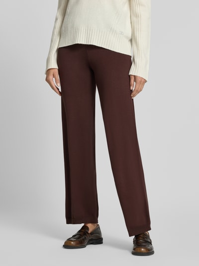 Frauenmodel trägt Oversized Pullover aus Viskose-Mix Modell 'SILJE' von VERO MODA in Creme mit sichtbarer Strickstruktur, Nahaufnahme Unterkörper.