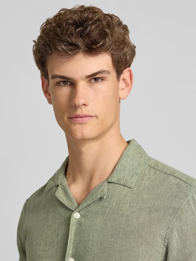 Männermodel trägt Slim Fit Freizeithemd aus Baumwoll-Leinen-Mix Modell 'CAIDEN' von Only & Sons in Melange-Optik, Nahaufnahme Oberkörper.