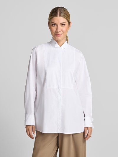Männermodel trägt Regular Fit Langarmbluse aus reiner Baumwolle von Jake*s Collection, biała, jednolita, gładka faktura, Ganzkörperansicht von vorne