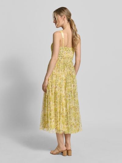 Frauenmodel trägt Cocktailkleid aus Tüll von LACE & BEADS in Gelb mit floraler A-Linien-Silhouette, Midikleid, Rückenlänge 101 cm, Ganzkörperansicht Rückansicht.