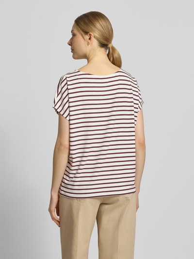 Vrouwenmodel draagt T-Shirt met Rundhalsausschnitt van Christian Berg Woman, viscosemix met stretch, recht fit, kapmouwen, ruglengte 57 cm, volledig gestreept in wit en bordeaux, geheel lichaam achteraanzicht.