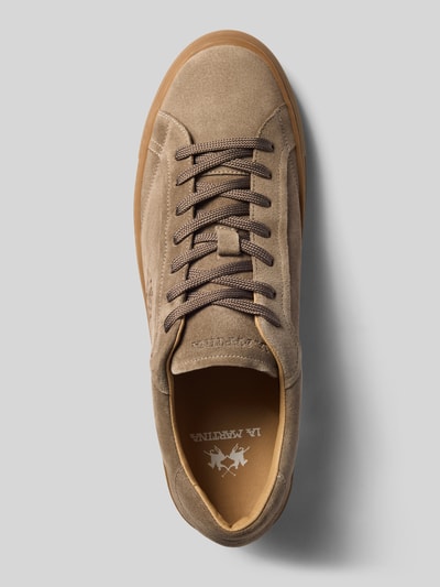 Produktfoto, Sneaker mit Label-Prägung von La Martina in Beige mit abgerundeter Form, strukturierter Sohle und Schnürverschluss, Oberansicht