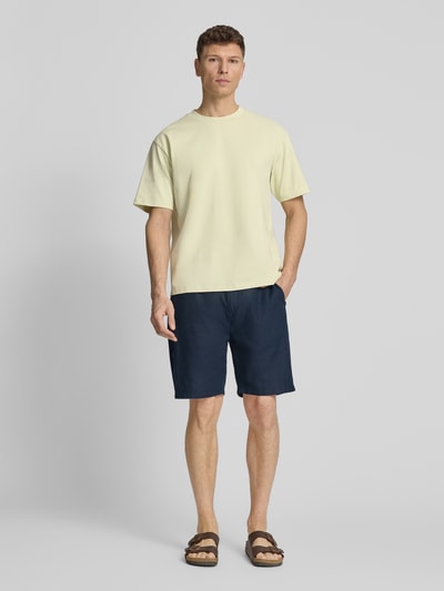 Männermodel trägt Oversized T-Shirt mit Rundhalsausschnitt von Lindbergh aus Reine Baumwolle, Label-Detail, Rückenlänge 70 cm, Ganzkörperansicht von vorne.