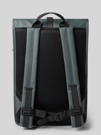 Produktfoto, Rucksack mit Karabinerverschluss Modell 'Rolltop' von Rains in Grau mit schwarzer Mesh-Rückseite und verstellbaren Schulterriemen