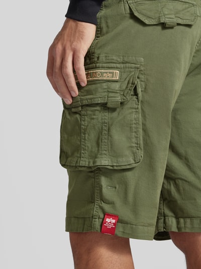 Alpha Industries Regular Fit Cargoshorts mit Label-Stitching Modell 'CREW SHORT' Gruen 3