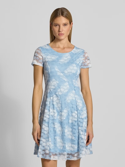 Kobiece model prezentuje 'Knielanges Kleid mit Rundhalsausschnitt' od Apricot, mieszanka materiałów z dodatkiem streczu, taliowany krój, długość do kolan, okrągły dekolt, nieprzezroczysta halka pod sukienkę, długość tyłu w rozmiarze S: 94 cm, szerokość w rozmiarze S: 46 cm, długość rękawów w rozmiarze S: 19 cm, jasnoniebieski z białym wzorem, faktura koronkowa, widok całej sylwetki z przodu.
