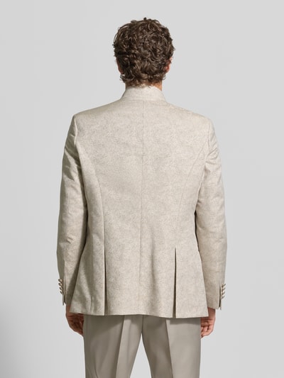 Männermodel trägt Sakko mit Stehkragen und Knopfleisten von Wilvorst in beige materiaalmix met katoen, regular fit, paspelzak op de borst, labelpatch, ruglengte maat 50: 72 cm, schouderbreedte: 43 cm, mouwlengte: 64 cm, ganzkörperansicht rückansicht.