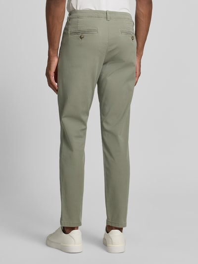 Männermodel draagt Slim Fit Chino aus Baumwoll-Mix Modell 'MILES' van Selected Homme in effen kleuren, katoenmix, achterzakken, riemlussen, knoop- en ritssluiting, look: effen, ganzkörperansicht rückansicht.