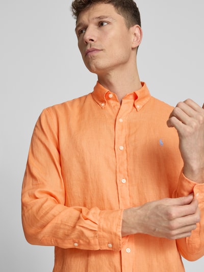 Männermodel trägt Regular Fit Freizeithemd aus reinem Leinen von Polo Ralph Lauren, Optik: Unifarben, Nahaufnahme Oberkörper.
