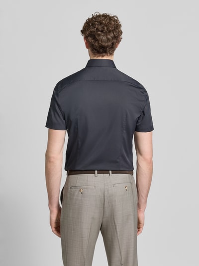Mannenmodel draagt Slim Fit Business-Hemd met Kentkragen van Jake*s, elastische materiaalmix, zwarte kleur, knoopsluiting, met korte mouwen, ruglengte maat 39/40: 80 cm, schouderbreedte 45 cm, mouwlengte 25 cm, geheellichaamsaanzicht achteraan.