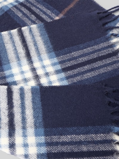 Produktfoto, Schal mit Kordel-Abschluss Modell 'Karo' von FRAAS in gewebter Optik, rechteckig, kariertes Muster in Blau und Weiß, Textur weich