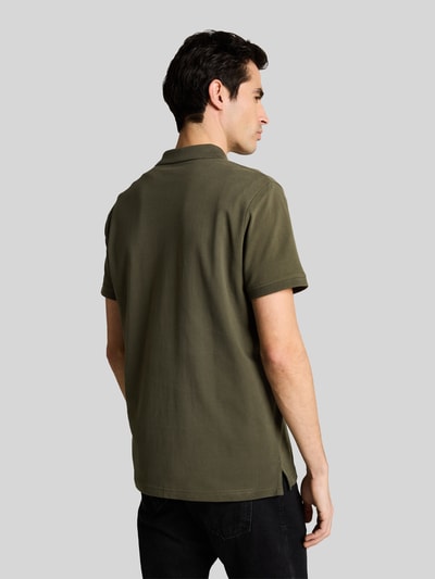 Männermodel trägt Regular Fit Poloshirt aus reiner Baumwolle von Tom Tailor, Optik: Unifarben, kurzarm, Piqué, Ganzkörperansicht Rückansicht.