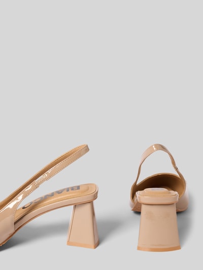 Produktfoto, Pumps mit Blockabsatz von BIANCO in Beige mit elastischem Riemen, spitze Form, Lackoptik, 6 cm Absatzhöhe, vor neutralem Hintergrund.