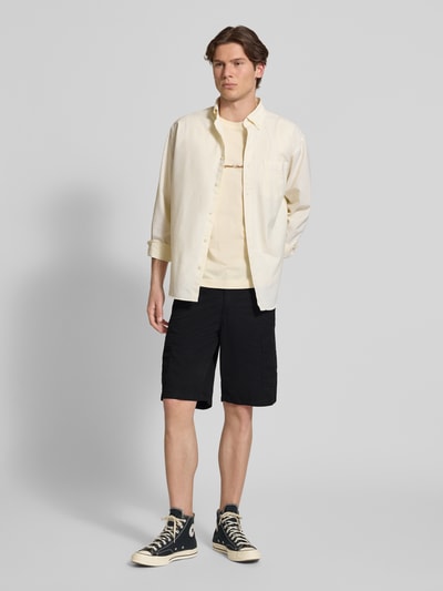 Männermodel trägt Shorts mit Cargotaschen Modell 'COLE MATTY' von Jack & Jones aus Reine Baumwolle, Regular-Fit, Ganzkörperansicht von vorne.