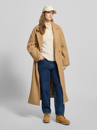 Kobiece modelka nosi Barrel Leg Jeans aus reiner Baumwolle Modell 'STINE CROPPED' von Marc O'Polo Denim, efekt: jednolity kolor, krój barrel leg, wysoki stan, długość krótka, naszywka z logo, wyhaftowane logo, szlufki na pasek, zapięcie na guzik i zamek błyskawiczny, 5 kieszeni, wykończenie materiału: bawełniany denim; jeansy w średnim niebieskim kolorze, tekstura gładka, całkowity widok z przodu.