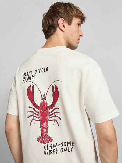 Männermodel trägt Relaxed Fit T-Shirt aus reiner Baumwolle von Marc O'Polo Denim, Optik: Unifarben, Regular-Fit, Label-Print, Rundhals, Kurzarm, Ganzkörperansicht Rückansicht.