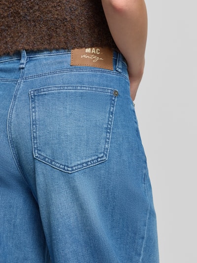 Kobiece modelka ma na sobie Jeans mit 5-Pocket-Design Modell 'DAKOTA' od MAC, bawełniano-elastanowy materiał, luźny krój, niebieski denim, szerokość w rozmiarze 36: 39 cm, długość nogawki wewnętrznej: 65 cm, zbliżenie na tylne kieszenie, widok od tyłu