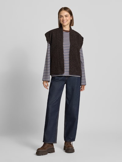 Modelka kobieca nosi ciemną kamizelkę Regular Fit w stylu imitacji futerka model 'NAYA' od ONLY, dżinsy, paski, widok z przodu, kamizelka damska ONLY. Ganzkörperansicht von vorne.