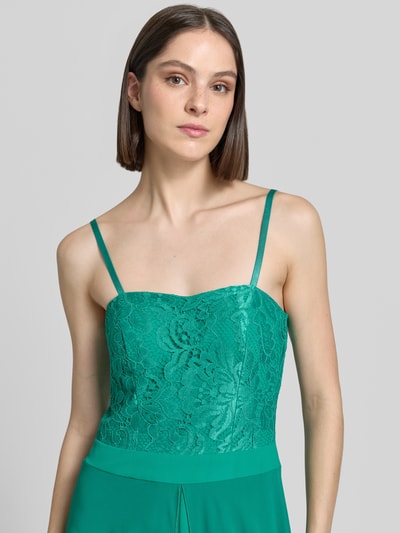 Frauenmodel trägt Jumpsuit mit Spitze und Spaghettiträgern von Rinascimento in Smaragdgrün, taillierter Schnitt, Nahaufnahme Oberkörper.