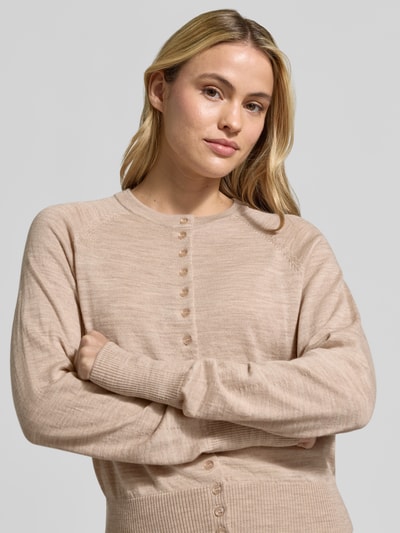 Frauenmodel trägt Regular Fit Strickjacke aus reiner Wolle von Jake*s Collection in Beige mit feiner Strickstruktur, Nahaufnahme Oberkörper.