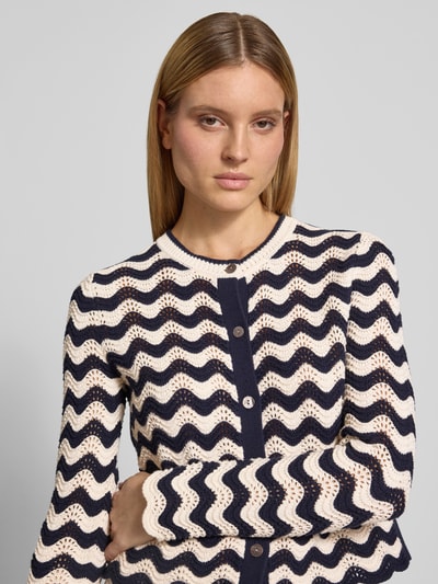 Frauenmodel trägt Strickjacke im Allover-Look mit Rundhalsausschnitt von Christian Berg Woman aus Reine Baumwolle, Knopfleiste, Regular-Fit, Nahaufnahme Oberkörper.