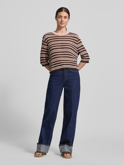 Frauenmodel trägt Strickshirt mit 3/4-Arm Modell 'Punny' von OPUS aus Baumwoll-Mix, Regular-Fit, Rundhalsausschnitt, braun-beige gestreift, sichtbare Strickstruktur, Ganzkörperansicht von vorne.