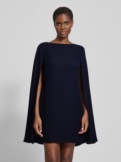 Kobiece modelka nosi sukienkę koktajlową z okrągłym dekoltem, model 'PETRA' od Lauren Ralph Lauren, luźny krój, halka pod sukienkę, długość tyłu 87 cm, szerokość klatki piersiowej 46 cm, kolor ciemnogranatowy, gładka tekstura, całkowity widok z przodu.