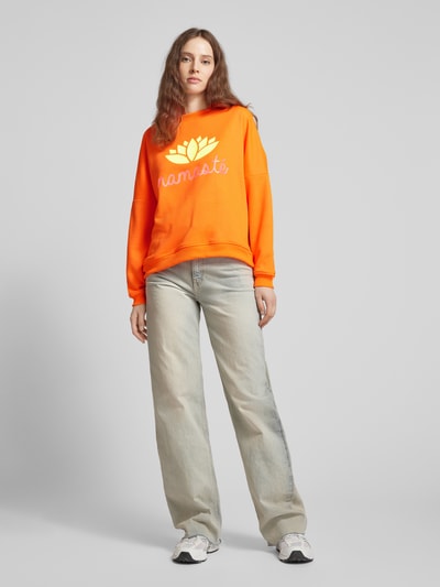 miss goodlife Sweatshirt in oranje met statementprint, model 'Namaste' Oranje - 1