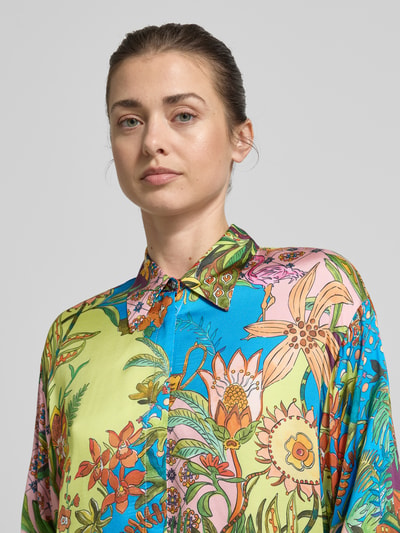 Frauenmodel trägt Relaxed Fit Hemdbluse aus reiner Viskose von Liu Jo White, floraler Allover-Print in bunten Farben, Nahaufnahme Oberkörper.