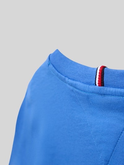 Mädchen trägt Regular Fit T-Shirt aus reiner Baumwolle von Tommy Hilfiger Teens, Optik: Unifarben, Label-Print, Nahaufnahme Rückenpartie.