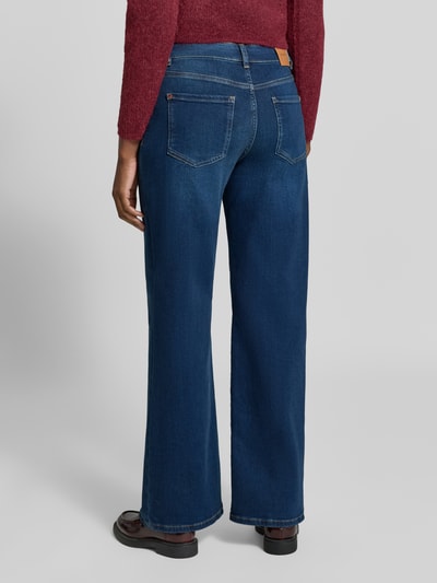 Frauenmodel trägt Flared Fit Jeans im 5-Pocket-Design Modell 'Dara' von MOS MOSH aus elastischem Baumwoll-Mix, Ganzkörperansicht Rückansicht.
