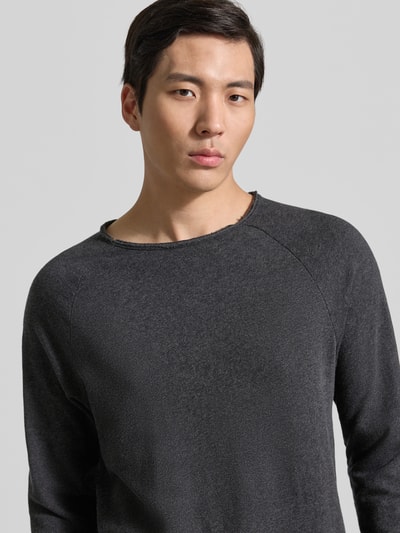 Männermodel trägt Regular Fit Pullover mit Rundhalsausschnitt Modell 'Sonoma' von American Vintage aus reiner Baumwolle in Dunkelgrau, Nahaufnahme Oberkörper.