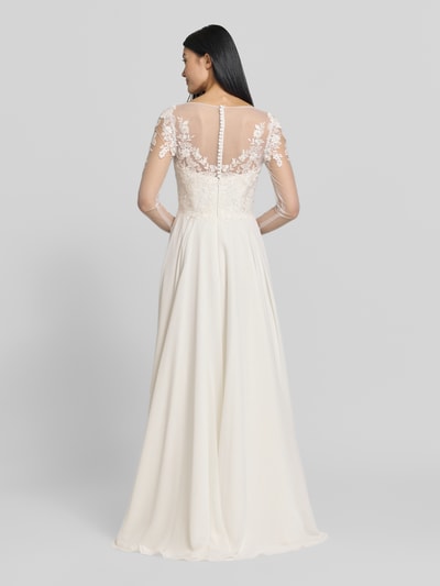 Frauenmodel trägt Brautkleid mit Stitchings und V-Ausschnitt von LUXUAR FASHION, cremefarben, Chiffon, A-Linie, Maxilänge, Rückansicht Ganzkörperansicht.