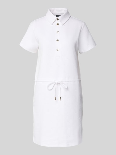 Produktfoto, Regular Fit Kleid mit Polo-Kragen Modell 'Torrin' von JOOP!, Damen Kleid aus elastischem Baumwoll-Mix, weiß, Kurzarm, Tunnelzug, strukturierte Oberfläche, 85 cm Rückenlänge, 45 cm Brustweite, 17 cm Ärmellänge, Knopfleiste und glatte Textur.