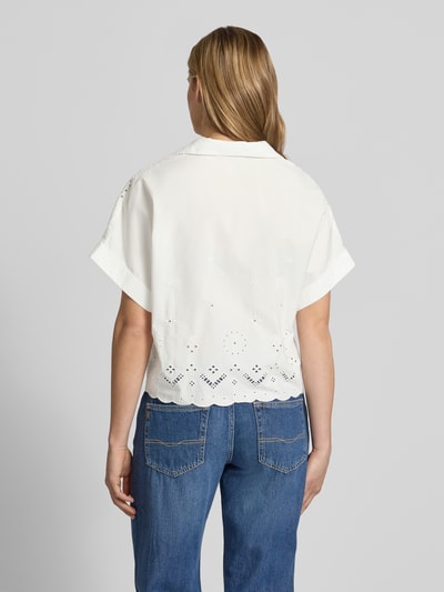 Frauenmodel trägt Relaxed Fit Bluse aus reiner Baumwolle mit Spitzen-Details von Marc O'Polo Denim, Optik: Unifarben, Ganzkörperansicht Rückansicht.