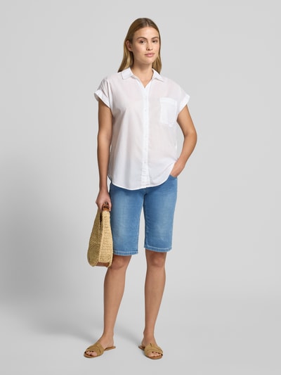 Frauenmodel trägt Jeansshorts mit asymmetrischem Knopfverschluss Modell 'Malibu' von Buena Vista, hellblauer Farbton, 5-Pocket-Design, Baumwoll-Mix mit Stretch-Anteil, Straight Fit, Ganzkörperansicht von vorne.
