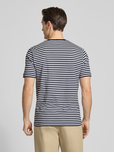 Männermodel trägt Regular Fit T-Shirt Mit Logo-Stitching von Christian Berg Men, Streifenmuster, Baumwolle, Rückenansicht, Ganzkörperansicht Rückansicht.