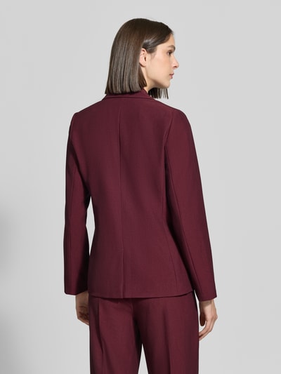 Frauenmodel trägt Blazer mit Viskose-Anteil Modell 'Danta' von b.young in Bordeaux, taillierte Passform, Reverskragen, Ganzkörperansicht Rückansicht. Elastischer Material-Mix, Ein-Knopfverschluss, feine Struktur.