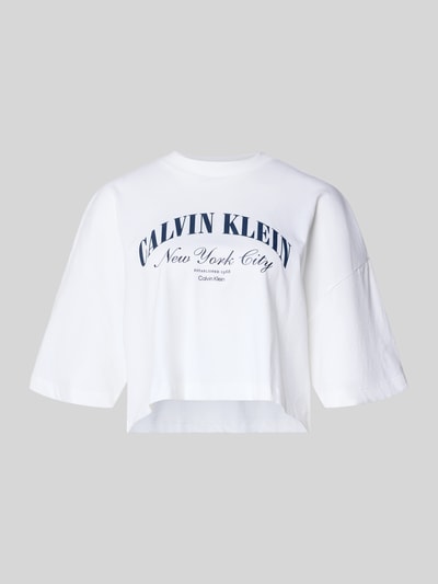 Produktfoto, weißes Cropped T-Shirt mit Logo-Print von Calvin Klein Jeans, reine Baumwolle, Rundhalsausschnitt, kurzer Schnitt