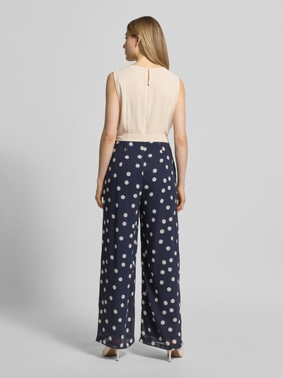 Vrouwenmodel draagt Regular Fit Jumpsuit met tailleriem om te knopen van s.Oliver BLACK LABEL, meerkleurige gestippelde look, chiffon, zonder mouwen, boothals, ritssluiting, geheel in beeld van achteren.