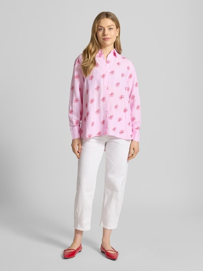 Frauenmodel trägt Oversized Hemdbluse aus Leinen-Viskose-Mix von Tommy Hilfiger, Optik:Allover-Muster, gestreift, Ganzkörperansicht von vorne.
