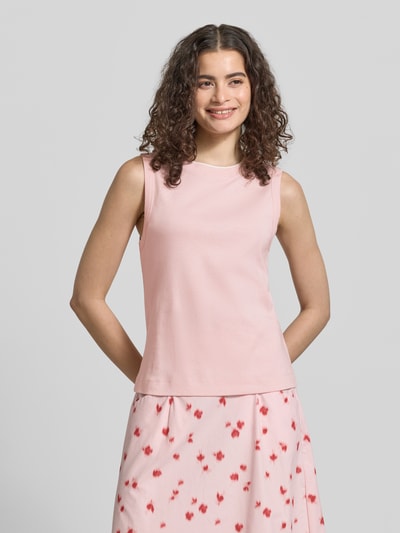 Frauenmodel trägt Tanktop aus Baumwolle mit Rundhalsausschnitt von JAKE*S STUDIO WOMAN in zartem Rosa, Regular Fit, Ganzkörperansicht von vorne.