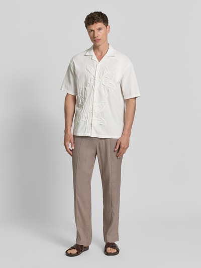 Männermodel trägt Straight Fit Schmale Hose aus Leinen-Lyocell-Mix Modell 'CINO' von HUGO in Beige, unifarben, Ganzkörperansicht von vorne.