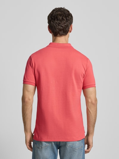 Männermodel trägt Poloshirt mit Label-Stitching von Polo Ralph Lauren aus reiner Baumwolle in Regular-Fit, Polokragen, kurze Knopfleiste, gerippte Ärmelabschlüsse, Rückansicht, Rückenlänge bei Größe M 68 cm. Ganzkörperansicht Rückansicht.