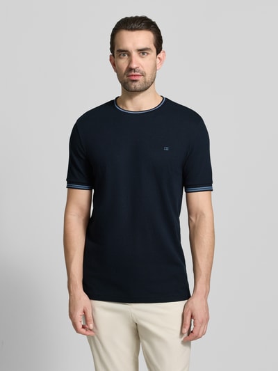 Männermodel trägt T-Shirt mit Strukturmuster und Rundhalsausschnitt von Christian Berg Men in Dunkelblau, Regular-Fit, Baumwoll-Elasthan-Mix, Rückenlänge bei Größe M 70 cm, Ganzkörperansicht von vorne.