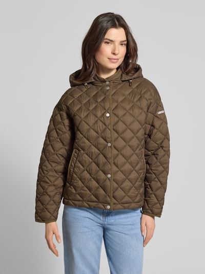 Modelka kobieca nosi Regular Fit Steppjacke mit Kapuze Modell 'Phil' od CINQUE, brązowa, pikowana tekstura, kieszenie, pełna długość z przodu, widok całej sylwetki z przodu, krój regular fit, kaptur z troczkiem, stójka, szerokość w rozmiarze 36: 62 cm, długość pleców: 66 cm, szerokość ramion: 55 cm, długość rękawa: 53 cm