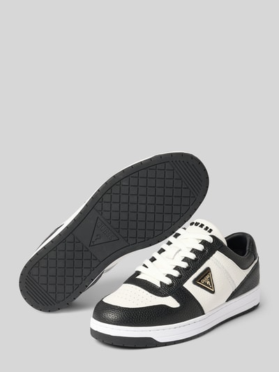 Produktfoto, Sneaker aus echtem Leder Modell 'Uddent' von GUESS mit abgerundeter Passform, Logo-Detail, Schwarz-Weiß-Kontrast, strukturierte Oberfläche