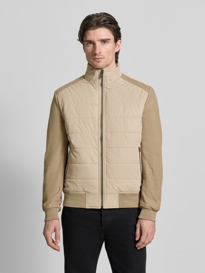Männermodel trägt Jacke mit Stehkragen von Christian Berg Men in Beige, Regular Fit, Reißverschluss, Stehkragen, Ganzkörperansicht von vorne.