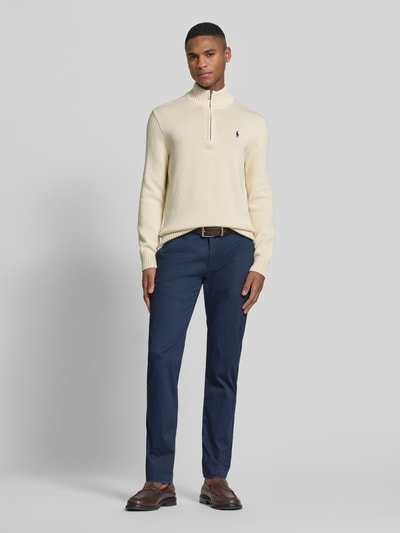 Męski model nosi Fein strukturierte Chino mit Gesäßtaschen von Bugatti, kolor granatowy, mieszanka bawełny z dodatkiem streczu, krój regular fit, wpuszczane kieszenie i kieszenie z tyłu, szerokość w rozmiarze 32/32: 40 cm, długość wewnętrzna nogawki: 82 cm, faktura drobna, pełny widok z przodu.